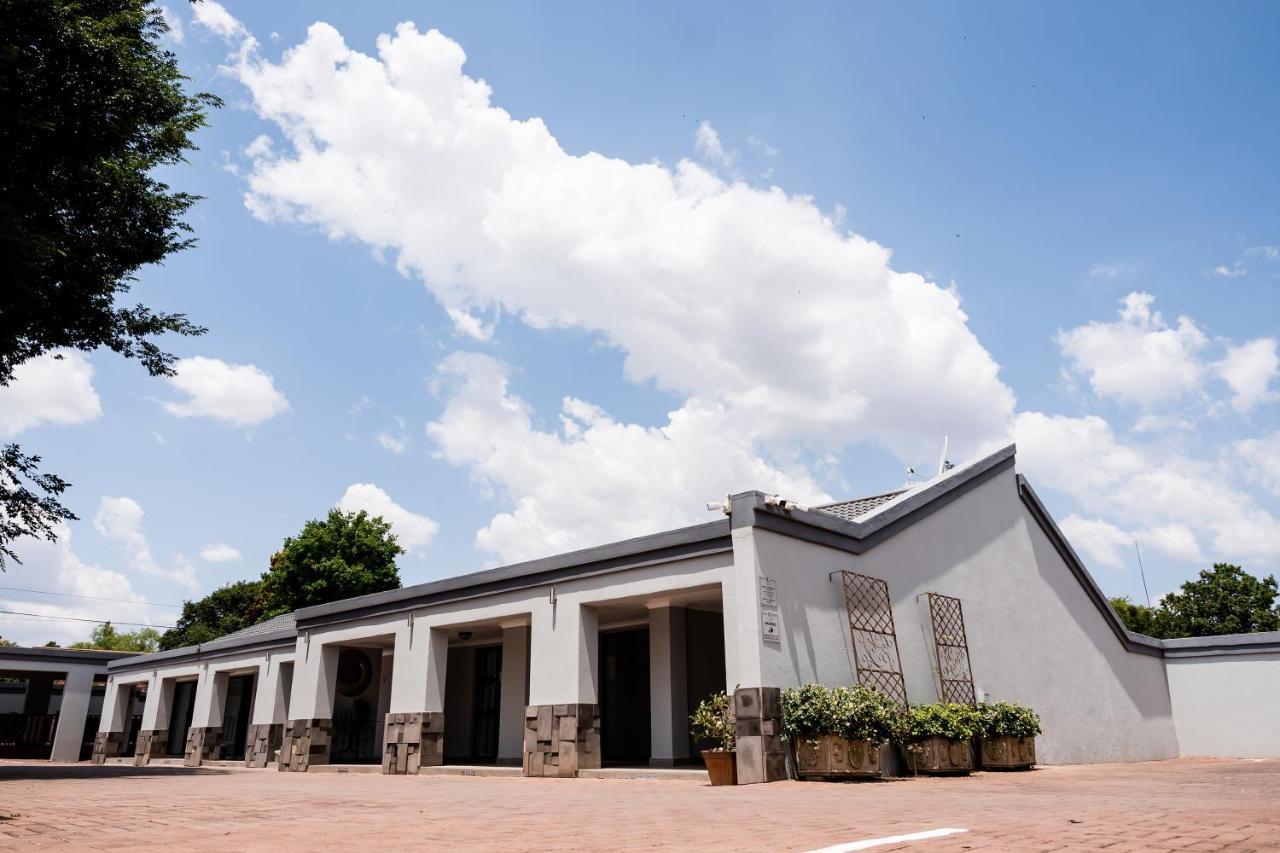 Villa Gracia Guesthouse Klerksdorp Exteriör bild